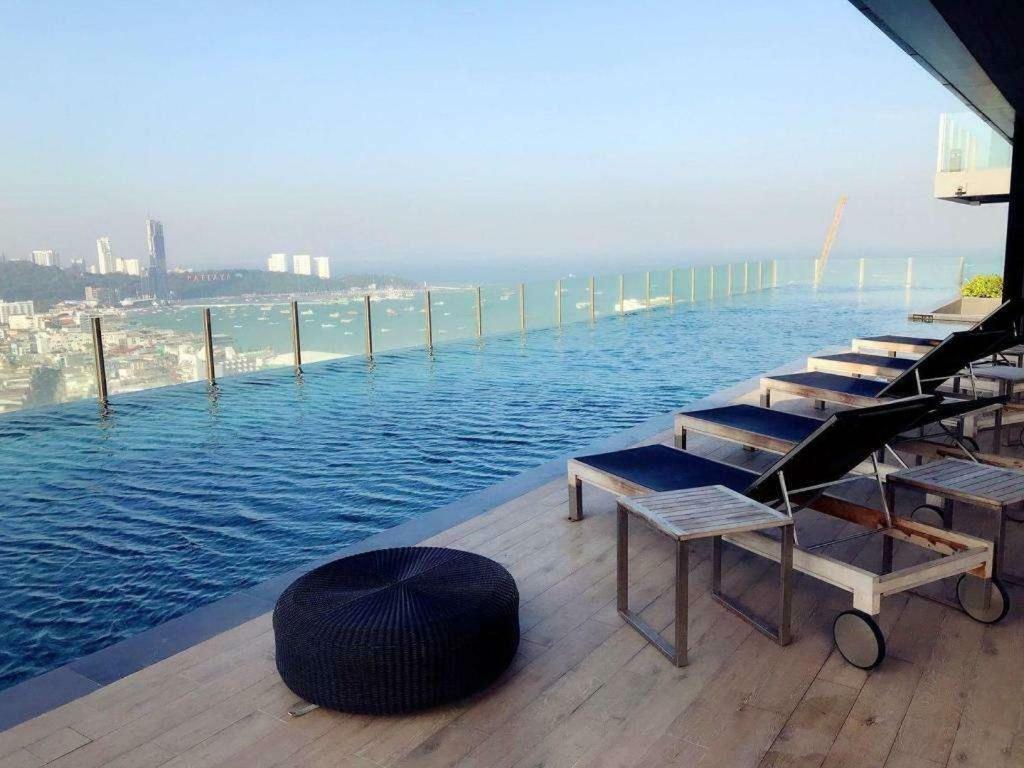 The Base Central Pattaya Seaview Екстериор снимка